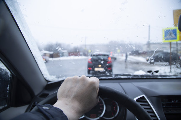在大雪中开车。城市下雪了。图片下载