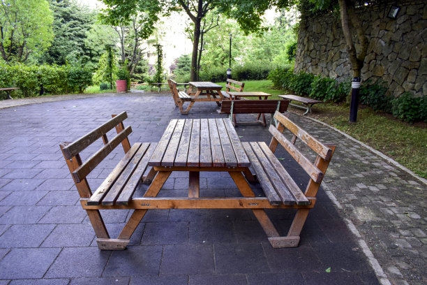 公园里的休息长椅图片下载