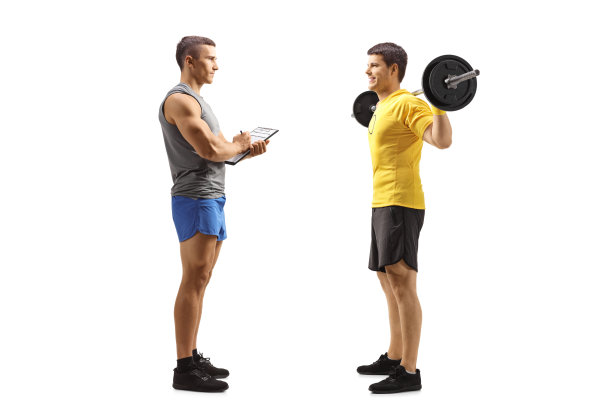 一个健身教练和一个男人举重的全长镜头图片下载