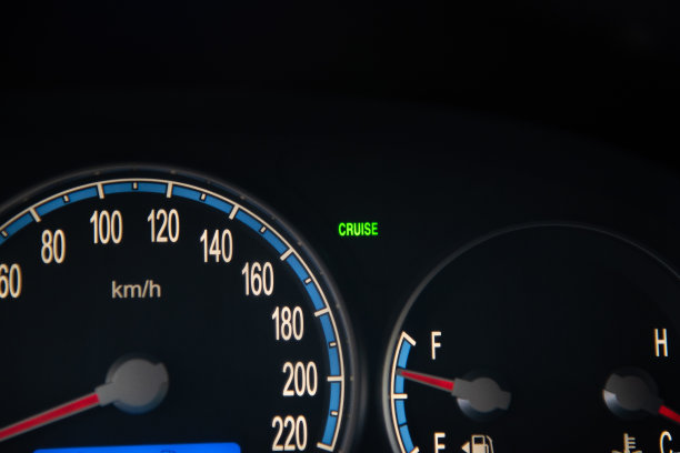 SUV仪表盘上的巡航灯图片下载