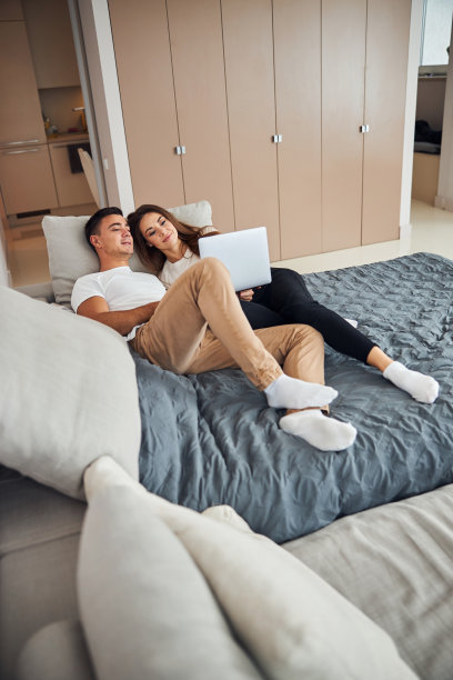 现代夫妻在电脑上看电影图片下载