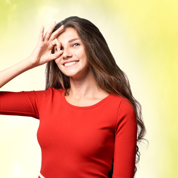 年轻的博雅女孩手势好。快乐模特肖像。手零图片下载