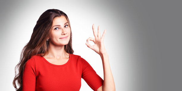 年轻的博雅女孩手势好。快乐模特肖像。手零图片下载