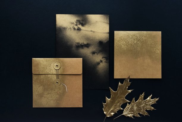 秋天的背景。贺卡模型模板，邀请空白的黑色，金色的颜色和秋天的金色叶子在黑色纹理的背景。平铺，俯视图，拷贝空间图片下载