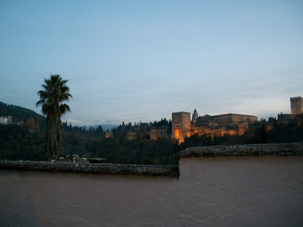 格拉纳达的阿尔罕布拉宫在黄昏时被照亮。安达卢西亚。西班牙图片下载