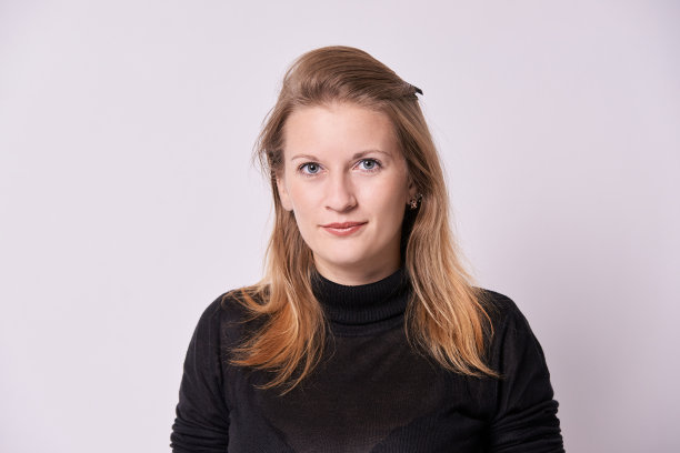 画像漂亮的女孩。黑色的夹克。白色背景图片下载