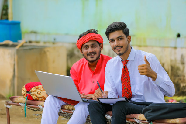 年轻的印度银行家在家与农民拍手称快图片下载