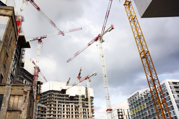 施工现场塔式起重机图片下载