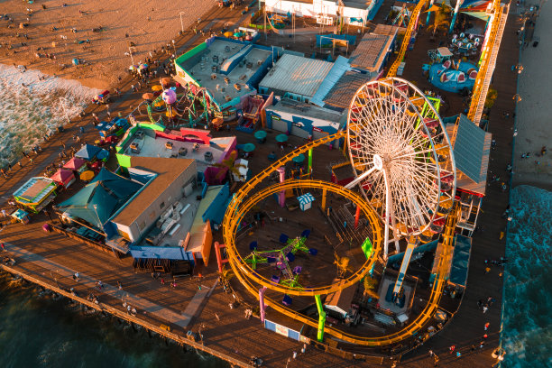 日落时分的圣塔莫尼卡码头，灯光倒映在太平洋上图片下载