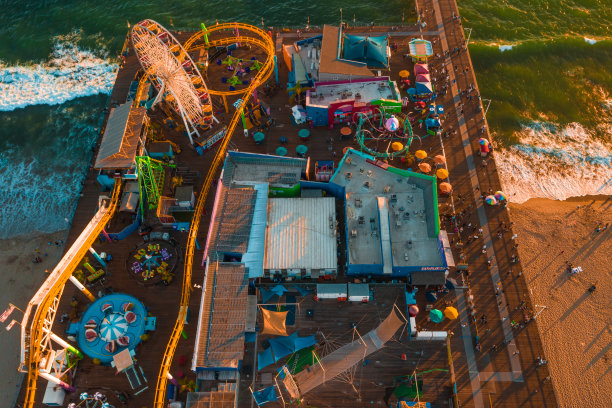 日落时分的圣塔莫尼卡码头，灯光倒映在太平洋上图片下载