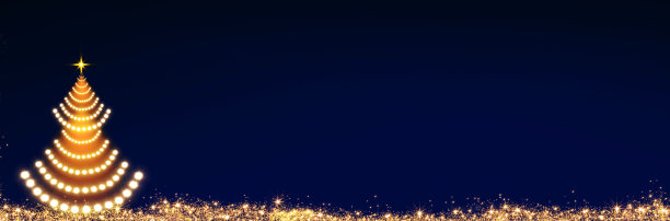 圣诞树孤立在蓝天上。圣诞节的背景。图片下载