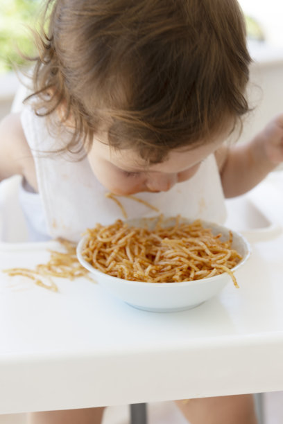 孩子吃意大利面图片下载