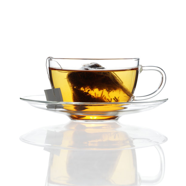 茶碟玻璃杯里的茶，反射着白色图片下载