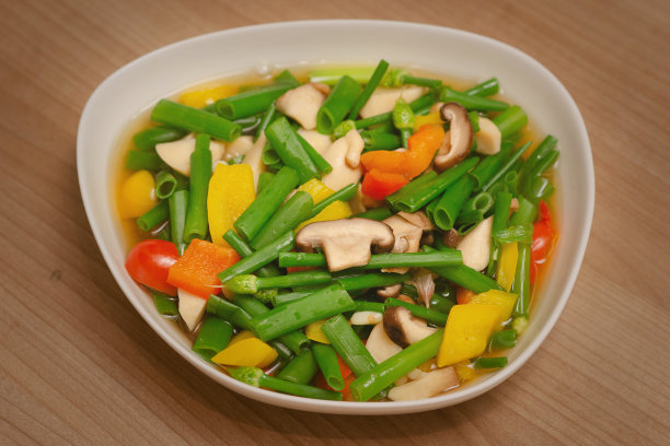 蒜炒洋葱花，蘑菇和甜椒-素食食品图片下载