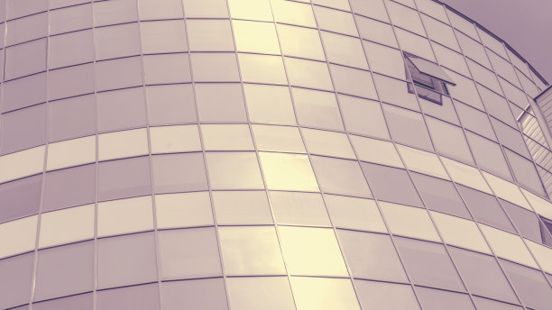 商务中心建筑，空玻璃墙和铝窗框图片下载