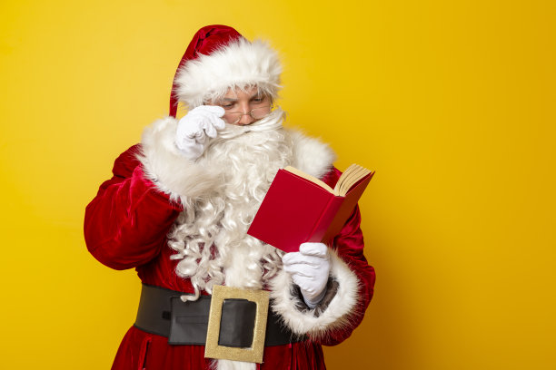 圣诞老人在读一本书图片下载