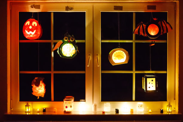窗户上装饰着孩子们为马丁斯泰格手工制作的灯笼，这是欧洲圣马丁节的传统。家庭或幼儿园由于冠状病毒大流行隔离封锁时间图片下载