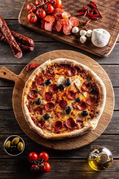 意大利传统的披萨搭配辣腊肠、意大利辣香肠和橄榄图片下载