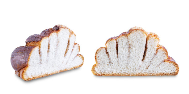 肉桂卷面包在一个白色孤立的背景图片下载