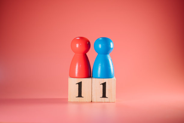 五彩缤纷的木雕情侣图片下载