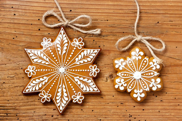 姜饼曲奇在古老的木棕色背景图片下载