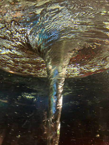 在玻璃容器中模拟龙卷风图片下载