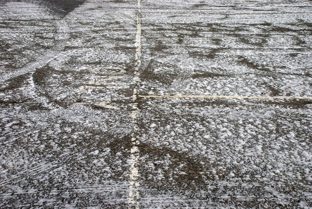 冬天早晨结冰的道路图片下载