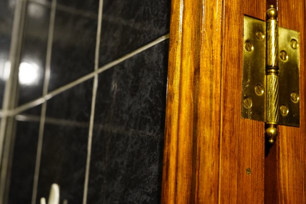 门的合页是金色的。在木门上。图片下载