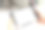 女人的手握着数字平板电脑的特写在桌子上，屏幕是空白的。图片下载
