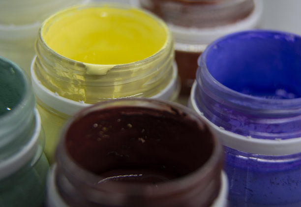 瓶口装着红色、黄色、紫色的丙烯酸颜料。图片下载