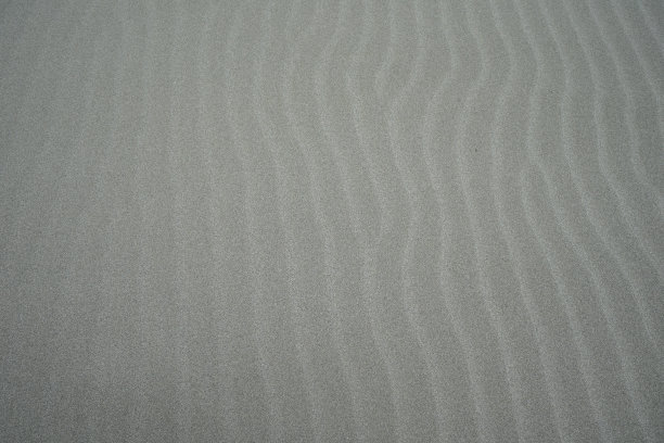 沙在背景上泛起灰色的涟漪图片下载