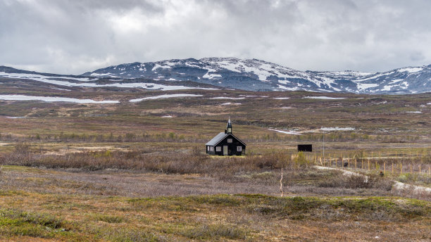 挪威北部贫瘠的土地上的一座教堂图片下载