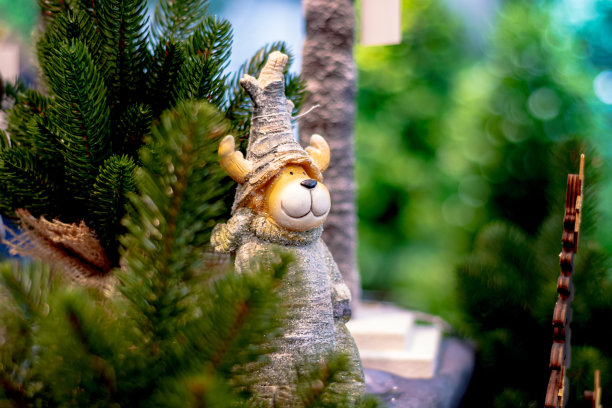 圣诞树旁有角的新年熊图片下载