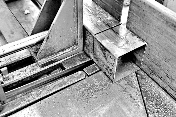 薄板和金属型材的锯切图片下载