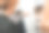 一个年轻女子在商业研讨会上询问一些事情图片下载