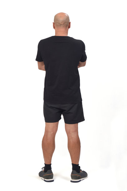 一名男子身穿运动t恤和短裤，背景为白色，图片下载