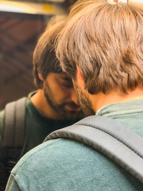 一个靠在电梯镜子上沉思的人图片下载