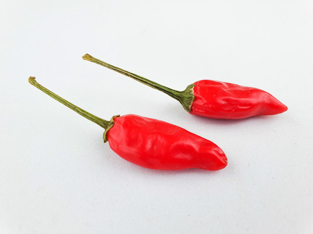 白色背景上的红色小辣椒。辣椒图片下载