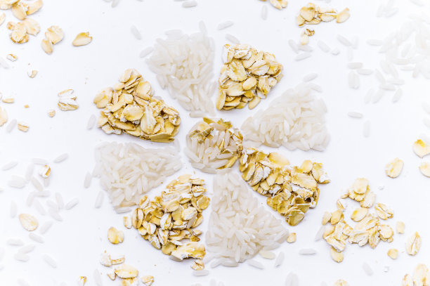 麦片和米在白色的背景下，米和粥，雪花米和燕麦，花谷物图片下载