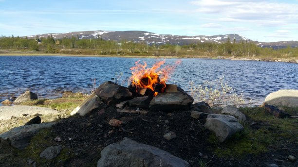瑞典山脉湖边的火图片下载