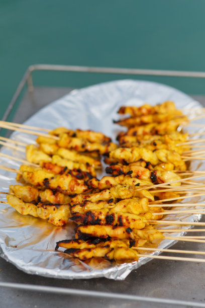 沙嗲鸡在盘子里烤图片下载