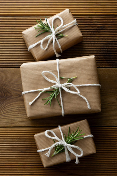 用牛皮纸包裹的圣诞礼品盒。前视图。图片下载