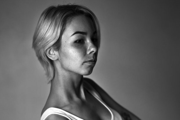 肖像一个年轻悲伤的女人近距离看远，黑色的黑白照片图片下载