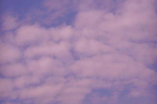 天空中粉红色的云特写。图片下载