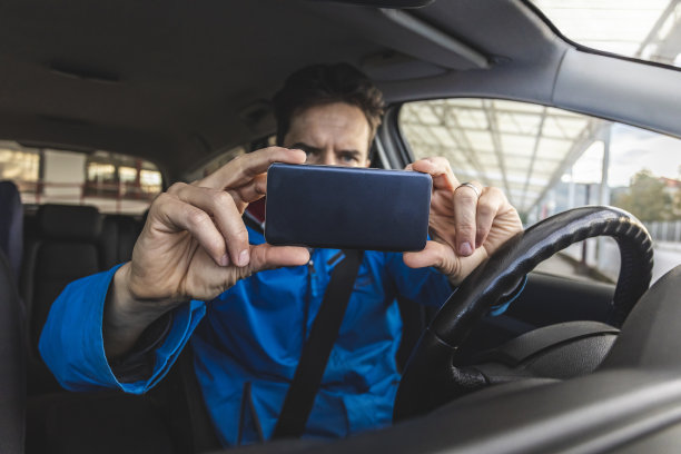 司机用移动智能手机拍摄车内照片图片下载