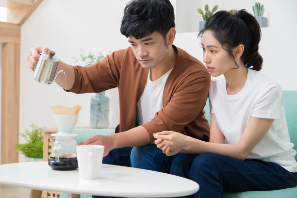 男子用天鹅颈水壶和厚纸过滤器煮咖啡。图片下载