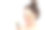 一名年轻女子将橄榄色面膜敷在脸上，手握刷子。图片下载