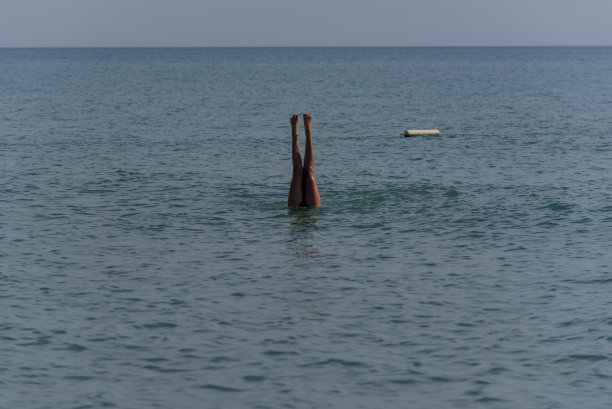 女人在海里跳水上芭蕾，做运动图片下载