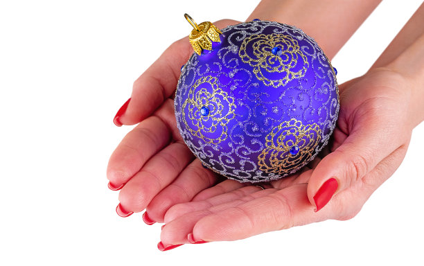 圣诞球在女性的手孤立图片下载