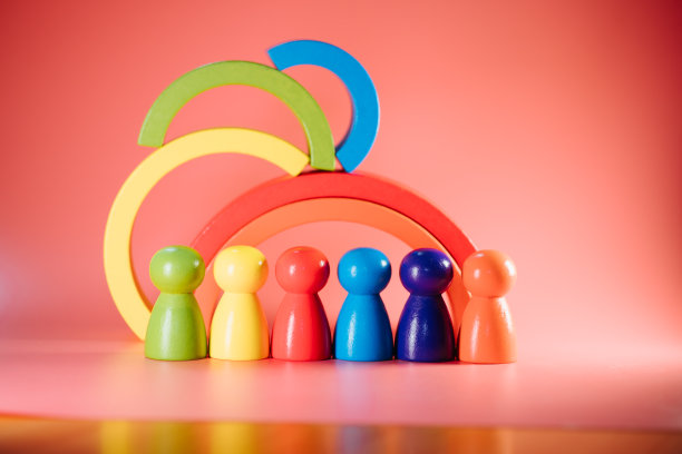 五彩木制的人在彩虹的块上图片下载